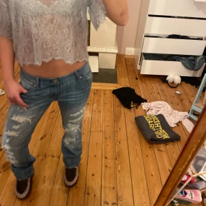 Grå/blå spetsblus - En jätte fin spetsblus i ljus blå grå färg. (Säljer även jeansen om du är intresserad )