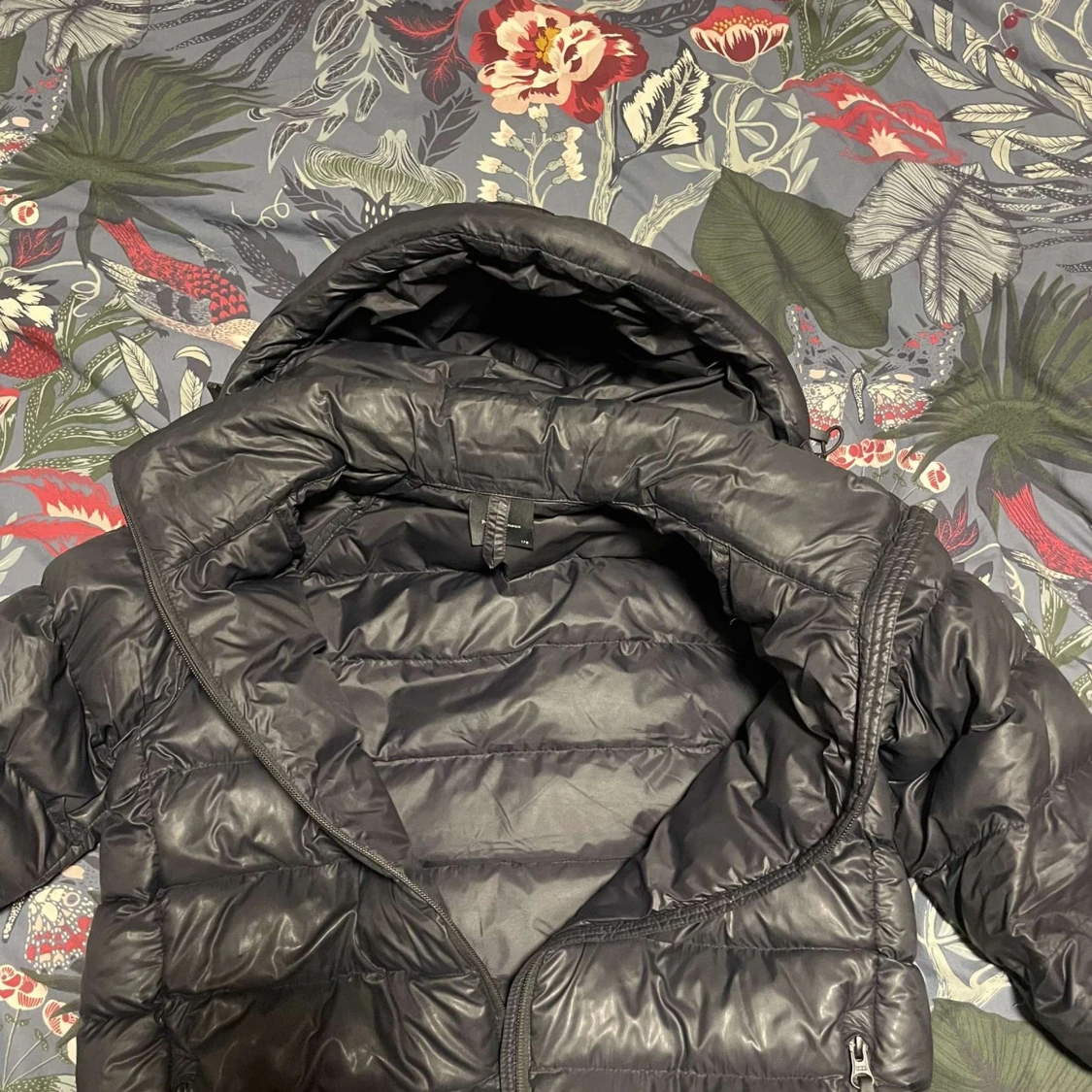 Svart dunjacka från Peak Performance