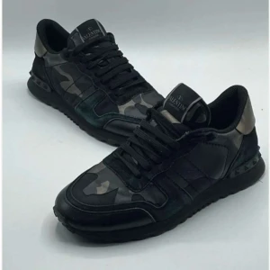 Valentino rockrunners - Snygga svarta sneakers från Valentino med ett diskret camouflage-mönster. Skorna har snörning och är tillverkade i skinn och syntetmaterial. Perfekta för en stilren look. Storlek 40 men passar 41! Väldigt bra skick!✌️ Kom privat vid funderingar!🤙🤩
