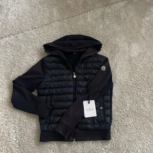 Moncler cardigan  - Säljer nu en otroligt fet moncler cardigan. Äkta såklart! Enkel att äkthets verifiera med enkla steg om man ej tror. Den är perfekt nu till vintern och är tjock och skön. Skriv vid intresse! MVH 