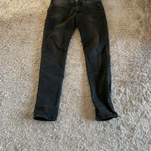 Svarta jeans från Replay - Snygga svarta jeans från Replay anbass! Dom är i toppskick och väldigt bra passform. Fler frågor och bilder är det bara att höra av sig😁Priset kan också diskuteras!