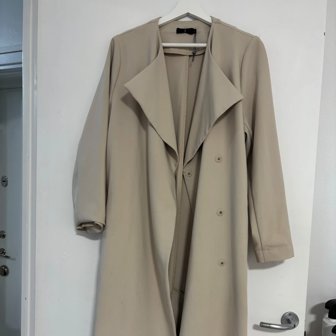 Beige trenchcoat med bälte