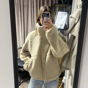 Teddy Jacka - Säljer en teddyjacka från HM, slutsåld. Kan mötas upp i Stockholm