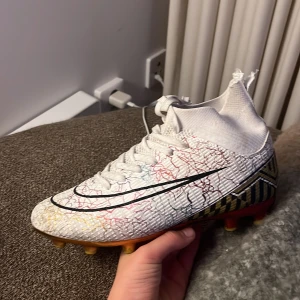 Vita fotbollsskor från Nike - Bra skor nyttjade ca 3-4 månader. Finns ett hack på vänster fram annars mycket bra skick om ni har mer frågor är det bara bra att ställa.