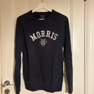 Mörkblå tröja från Morris Gents - Snygg mörkblå tröja från Morris Gents med vit text 