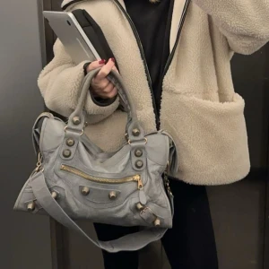 Balenciaga väska  - Funderar på att sälja min super fina balenciaga city väska!!! Den är köpt ifrån Vestiaire collective och har även äkthetsbevis (bild 4)🪩🪩 den har inga fläckar inuti, och övrigt i toppen skick💌
