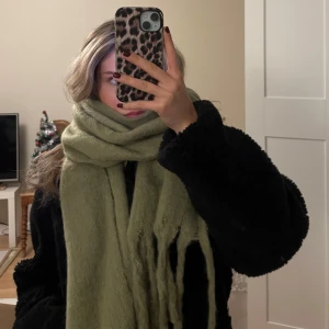 Grön halsduk  - Säljer denna gröna halsduk, aldrig används endast testad