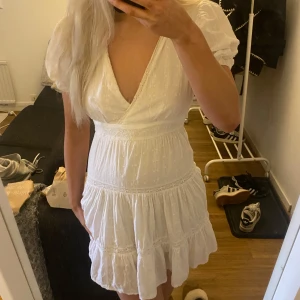 söt klänning / studentklänning  - Super söt, vit ”kort” klänning perfekt till exempelvis studenten💓🌸