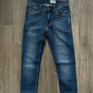 Tiger of Sweden jeans - Tiger of sweden jeans i storlek 28/32. De är nästintill oanvända då det inte är min stil. Modellen är evolve. Frågor eller funderingar hör av dig!