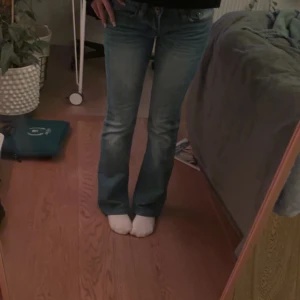 Blå bootcut jeans - Säljer dessa as snygga lågmidjade blå bootcut jeansen. Skulle säga att storleken ligger runt 32-34. Säljer även mörkblå jeans på min profil. Bara att komma privat vid frågor. 😊