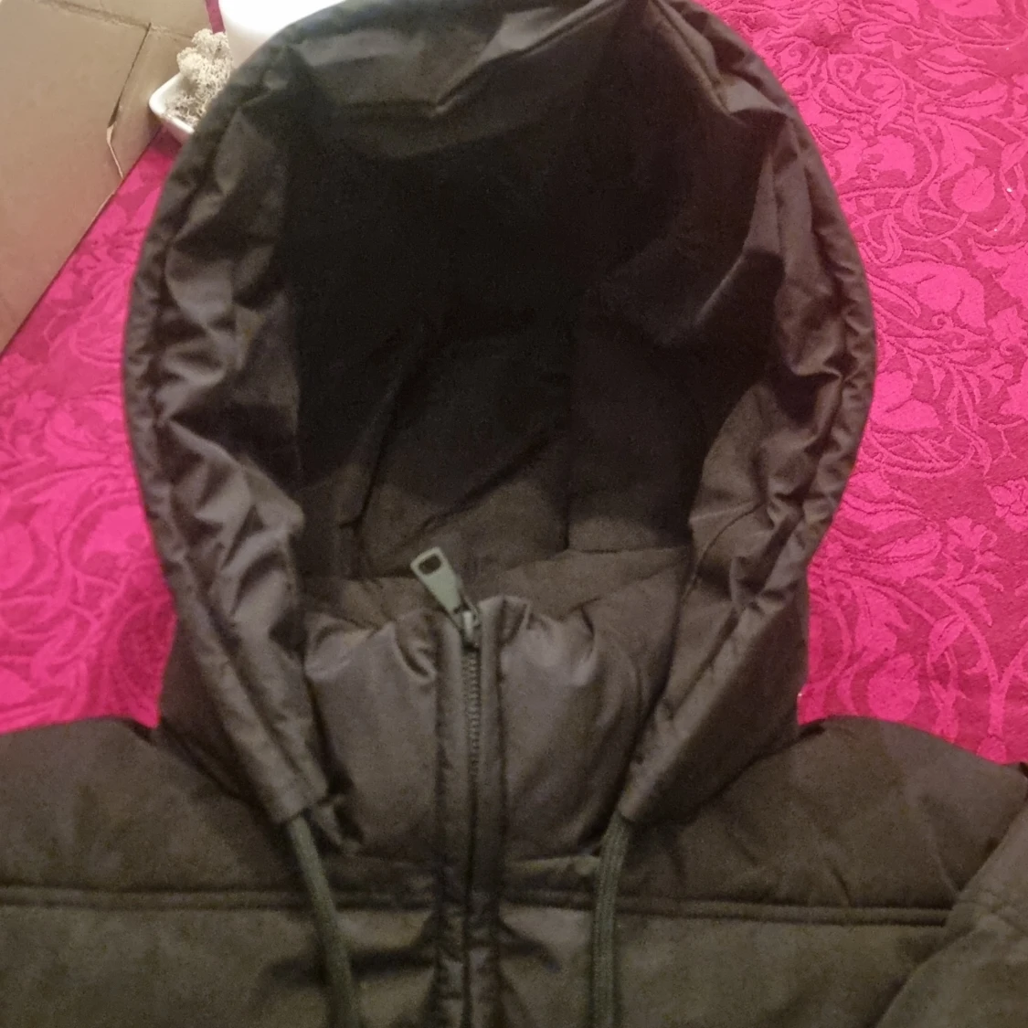 Svart pufferjacka med huva från Zara - 90