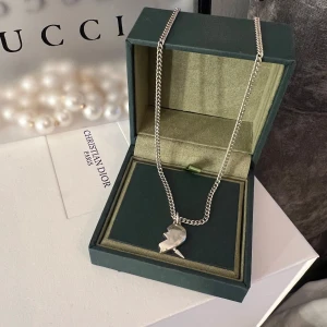 Maria nilsdotter halsband - Fint silverhalsband med ett hjärthänge som är delat i två delar. Säljer enbart ett, bra skick✨✨