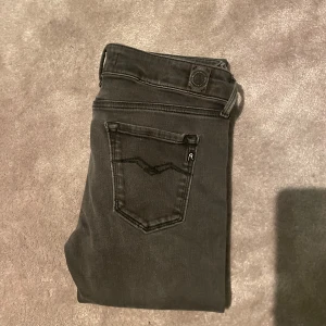 Replay jeans  - Säljer ett par feta reaplay jeans i en mörkgrå färg. Storleken är 28/30. Inga defekter och är i toppskick! Vid funderingar hör av er! 