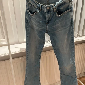 Ljusblå jeans från LTB - Jag vet att vi alla letar efter de snygga ljusblåa ltb jeansen. Jag Säljer ett par ljusblå jeans från LTB. De har en klassisk femficksdesign och är tillverkade i denim. Perfekta för en avslappnad stil.🩷🩷