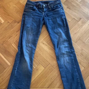 Blå jeans från Ltb - Säljer ett par blå ltb jeans i modellen valerie som är bootcut. De är i storleken 26/30. Säljer då de är lite för korta för mig. Skriv om ni har fler frågor! Original priset är 800 men säljer bara för 390