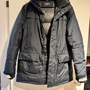 Vinterjacka Everest  - Fin värmande vinterjacka från Everest st 170 med fin mysig hätta . 