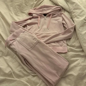 Rosa juicy couture set - Super fint och varmt sett ifrån juicy couture! Storlek S i tröjan och Xs i byxorna. Byxorna är använda mycket mer än tröjan (se sista 2 bilderna) . Tröjan är i nyskick!
