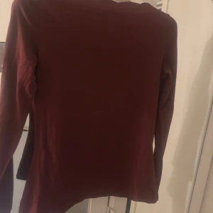 Vinröd långärmad tröja från Esprit - Säljer en stilren vinröd långärmad tröja från Esprit. Perfekt för kyligare dagar och lätt att matcha med olika outfits. Tröjan har en klassisk design och är tillverkad i ett mjukt material. Använd ett par gånger men frf bra skick❤️