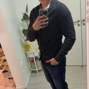 Grå Cardigan från Use - Säljer denna jättesnygga och sköna Cardigan storlek M! Skick 10/10 inte använt den! Pris kan diskuteras! NyPris: 750kr