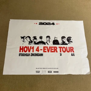 HOV1 4-EVER TOUR affisch - PERFEKTA JULKLAPPEN för en hov1 älskare!💌    Affisch för HOV1 4-EVER TOUR 2024, med datumet 31 augusti på Zinkensdamm i Stockholm. Perfekt för fans som vill ha ett minne från turnén. Affischen har vissa skador på kanterna,se bilder!