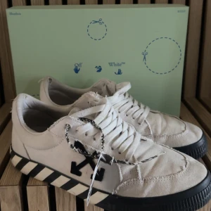 Off-white vulcanized low skor herr - Off-white Vulcanized Low  -Storlek: 44 (Stora i storleken) -Skick: 7/10  -Nypris: 5000kr+ -Pris: 1900kr -Frakt: (hemlevererat spårbart)📦  Alla orginalhandlingar följer med. Tveka inte att höra av dig vid minsta frågan!