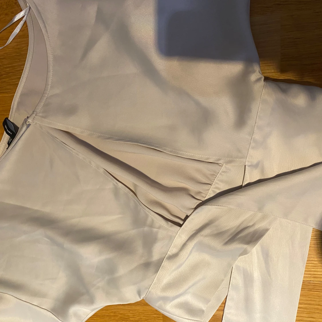 Vit blus med knappar - 90