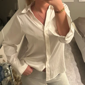 Vit blus - Snygg och stilren vit blus med klassisk krage och knappar framtill . Långärmad design som passar bra till både vardag och festligare tillfällen.