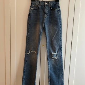 Blå jeans med slitningar från pull and bear - Snygga blå jeans från pull and bear rak modell. 