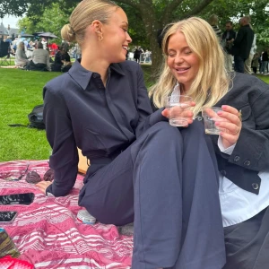 Jumpsuit - Säljer denna marinblåa jumpsuiten från Chloe schuterman x nakd, strl 32 🤎🤎 