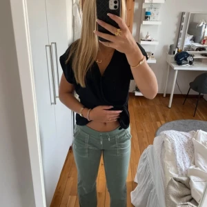 Gröna byxor från Juicy Couture - Snygga gröna byxor från Juicy Couture i en avslappnad stil. Perfekta för en trendig look med en bekväm passform. Byxorna har en klassisk design med fickor och en mjuk känsla.