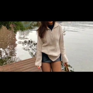 Grå ribbad tröja från H&M - Säljer en snygg och bekväm grå ribbad tröja från H&M. 