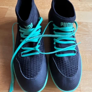 Svarta och turkosa sneakers från Puma storlek 40,5 - Snygga svarta sneakers från Puma med turkosa detaljer och snörning. Skorna har en modern design. Inget att anmärka på, toppenfina! Storlek 40,5. Kan hämtas i Årstaberg/Stockholm.