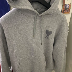 Grå hoodie från Ami Paris  - Jag har bara använt den ett par gånger men använder inte den längre så drf väljer jag att sälja den skrev för mer information kan tänka mig sänka priset vid snabb affär