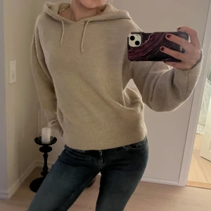 Beige hoodie - Säljer en beige stickad hoodie från Gina Young. Nyskick knappt använd. Köpt för 250 kr, skriv för fler bilder🩷
