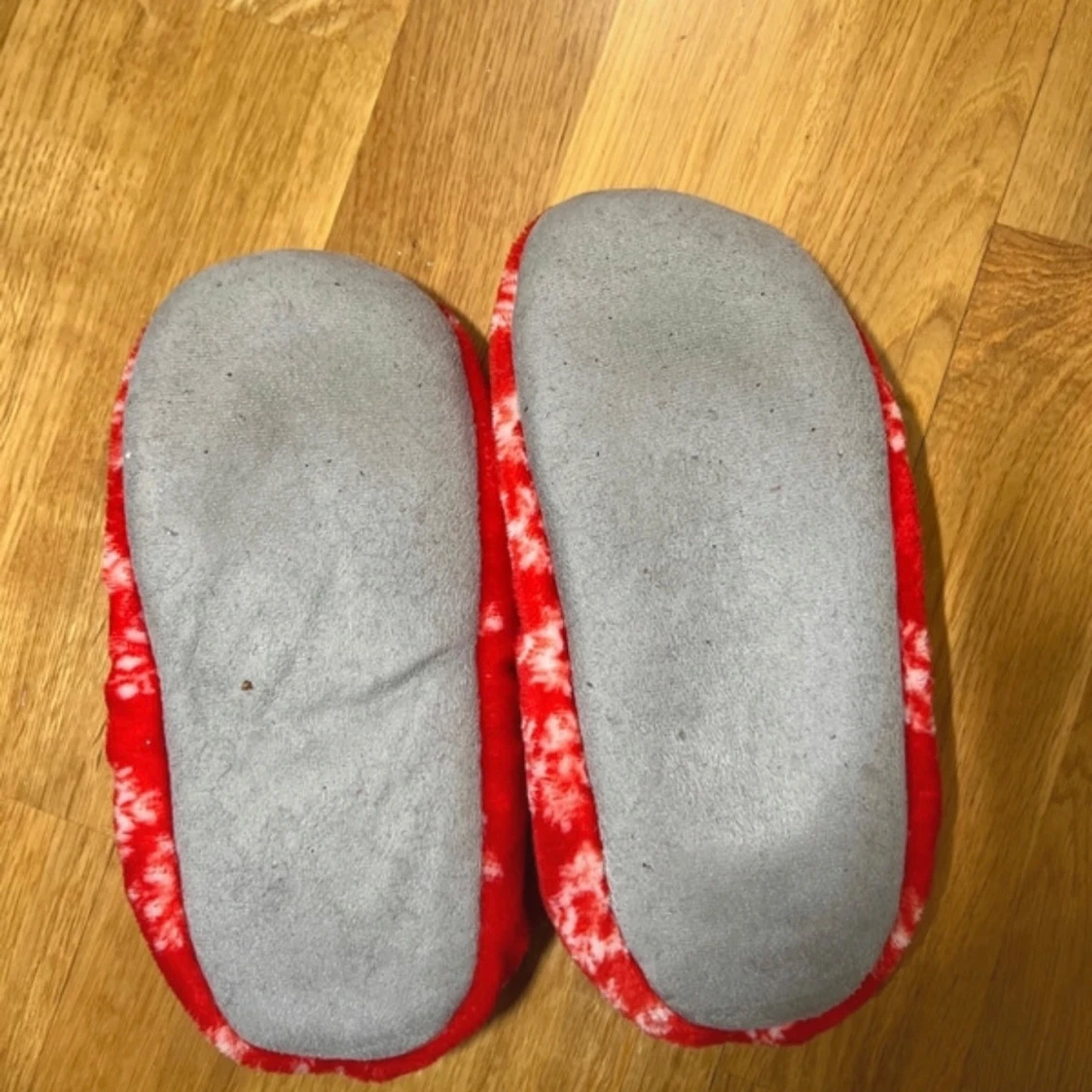 Röda tofflor med snöflingemönster - 91