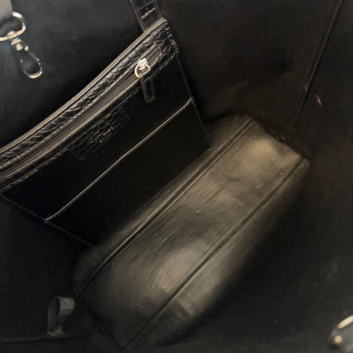 Svart krokodilpräglad shoppingväska - 90