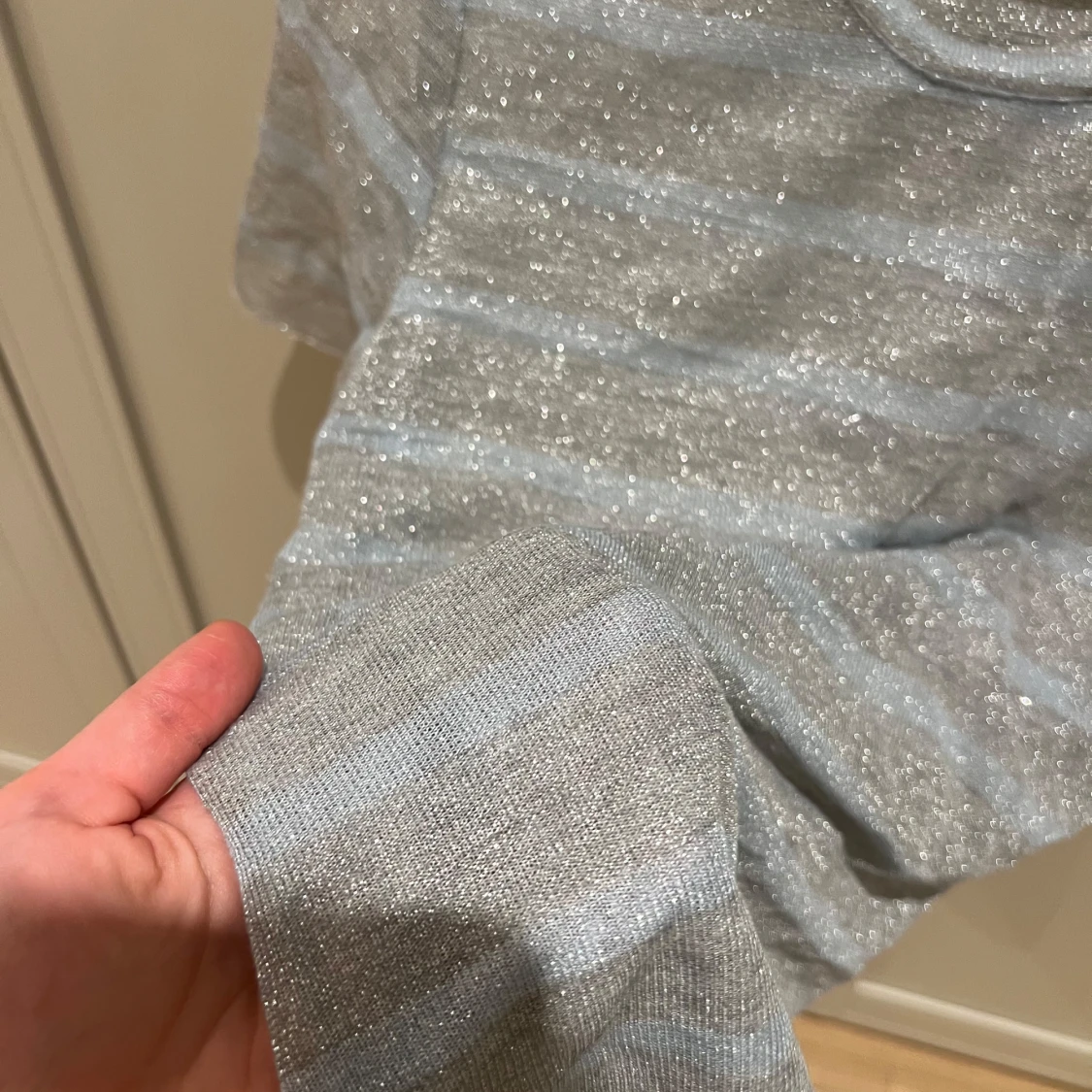 Grå glittrig t-shirt från Pieces - 90