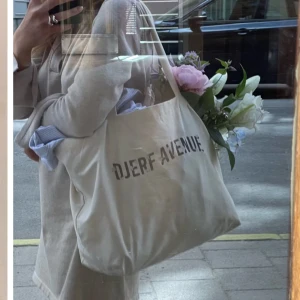 Djerf avenue väska - Jättefin tygväska från djerf avenue jag inte använder längre! Originalpris är 400kr. 🥰🫶🏼