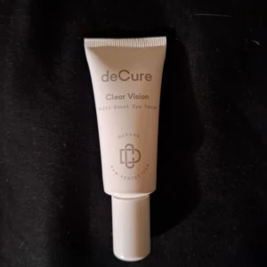 deCure Clear Vision Eye Serum NY  - deCure Clear Vision är ett ögonserum i en praktisk tub. Perfekt för att ge en boost till ögonområdet. Tuben är vit med en smidig applikator. SVINDYR I INKÖP!
