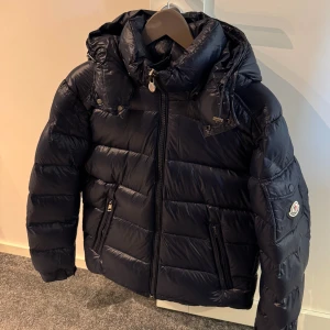 Moncler Maya - Säljer en snygg mörkblå Moncler Maya. Storlek 1 motsvarar S/M. Hör av er vid minsta fundering.