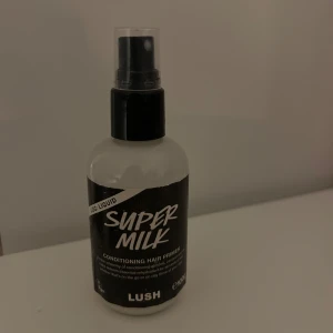 Super Milk Conditioning Hair Primer från Lush - Intressekoll på Super Milk från Lush. 100ML från början, mer än halva kvar. Det brukar räcka långt med en spray då doften är  lång varande. 💓