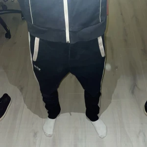 Hugo Boss dress - Tjena! Säljer nu denna feta och eftertraktade Hugo Boss dress som inte finns att köpa längre. Köpt för 3000kr ungefär och knappt använd. Hör av er för frågor och funderingar