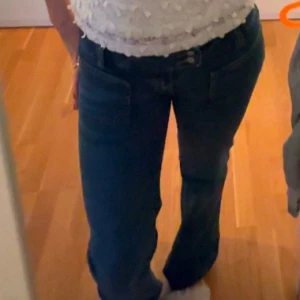 Blå jeans från 157 Paris - Snygga blå jeans från laget  157 Paris med bootcut-stil. De har en klassisk femficksdesign och knappar framtill. Perfekta för en avslappnad look. Lowaist! kontakta vid frågor! har inte jätte bra bilder så om ni är intresserad hör bara av!🥰 ny pris 400. jätte bra skick!