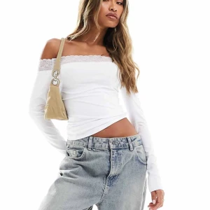 Vit offshoulder topp med spetsdetalj - Jätte fin topp från ASOS, HELT NY ❤️Aldrig använd!! Nästan alltid slutsåld på webbsidan 💘