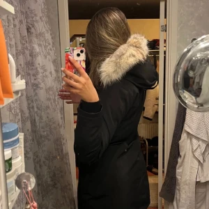 Svart canada goose jacka - Säljer en svart parkajacka från Canada Goose med en snygg pälsdetalj på huvan. Modellen är Victoria parka och jackan köptes här på plick, tjejen köpte jackan från Länna sport. Den är väldigt ren och fin. Storlek L men kan även passa både större och mindre beroende på passform.