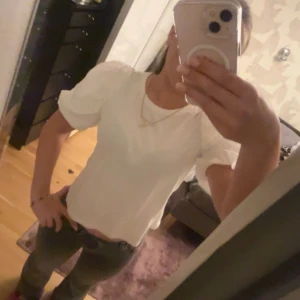 super snygg vit blus med puffärmar från h&m💕 - Säljer en jätte söt blus med puffärmar från h&m. Köpt för några år sen så kan ej få tag på längre.💕 Passar i strlk Xs o S men är egentligen i storlek M! Perfekt för en chic look och passar bra med både tjol och jeans💕 Är perfekt för en varm sommar dag eller mysig vinterkväll❤️❤️ Är jätte skön och 100% bomull.