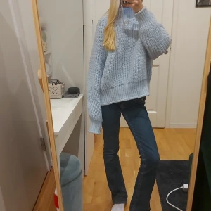 Ljusblå stickad tröja - Mysig ljusblå stickad tröja med en avslappnad passform. Enkelt att matcha med jeans. Storlek: S/M/L. Funkar till mig som oftast använder XXS/XS.🩷 Skriv vid frågor🩷🩷 Tror ej den säljs längre!🩷