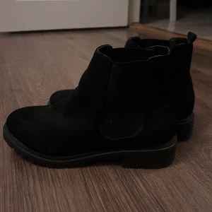 Chelsea boots - Skor i bra skick. Inte så mycke använda! Är typ som mocha utanpå skorna!