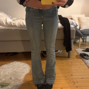 Blå bootcut jeans - Snygga blå bootcut jeans 