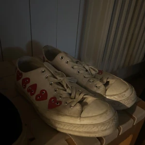 CDG SKOR - Säljer ett par vita cdg Converse sneakers! Skriv om ni har frågor:)